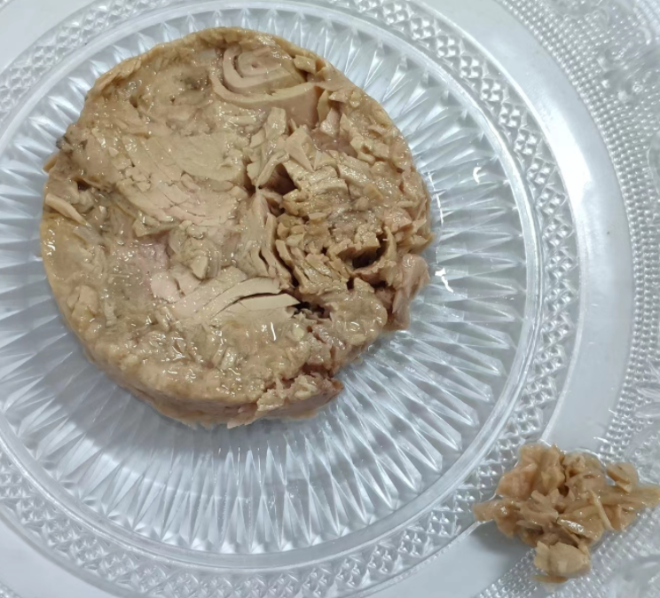 Que diferença em pedaços de atum e sólido, flocos e desfiados e como distinguir? ?